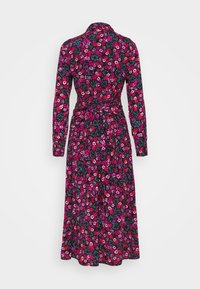 Langärmliges, knöchellanges Kleid mit Kragen, tailliertem Gürtel und lebhaftem pink, rot und lila floralem Muster auf schwarzem Hintergrund.