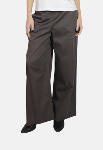 Pantalones de pierna ancha marrones, hechos de una tela suave, con cintura alta y bolsillos laterales, combinados con tacones negros.