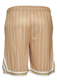 Shorts de sport marron clair avec des rayures verticales blanches, une taille élastique, des fentes sur les côtés et une bordure blanche et dorée à l'ourlet.