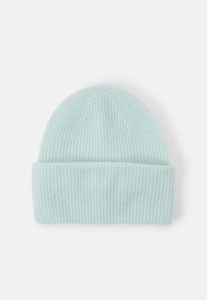 Bonnet en maille côtelée bleu clair avec revers plié, posé à plat sur fond blanc.