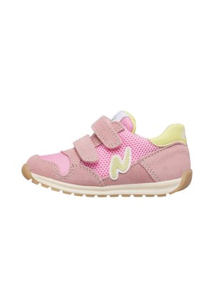 Scarpa da bambino rosa e gialla con tessuto in mesh e camoscio, due cinturini in Velcro, suola bianca e un accento ondulato giallo sul lato.