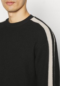 Nero Pullover 11114