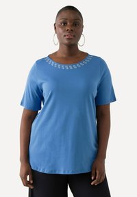 Ulla Popken RHINESTONE NECKLINE SHORT SLEEVE - Triko s potiskem - blue denim