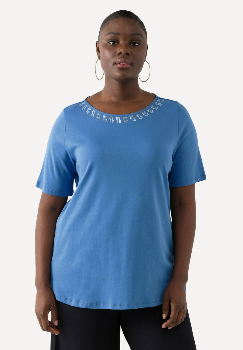 Ulla Popken RHINESTONE NECKLINE SHORT SLEEVE - Triko s potiskem - blue denim