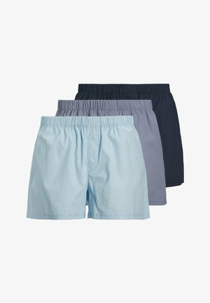 Tre paia di pantaloni corti nei colori blu chiaro, grigio medio e blu scuro. Ognuno ha una vita elasticizzata e un design a taglio dritto.