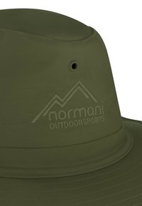 Grüner Outdoor-Hut mit breiter Krempe und strukturiertem Finish. Mit einem Logo mit Bergen und "normani OUTDOORSPORTS", das auf die Vorderseite gestickt ist.