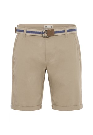 Shorts en coton beige avec un ourlet retroussé, dotés d'une ceinture rayée bleu et crème avec une boucle en argent et des accents en cuir tan.