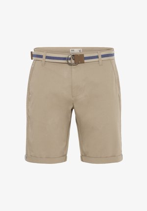 Beige bomullsshorts med rullkant, med et blått og kremfarget stripete belte med en sølvspenne og brune lærdetaljer.