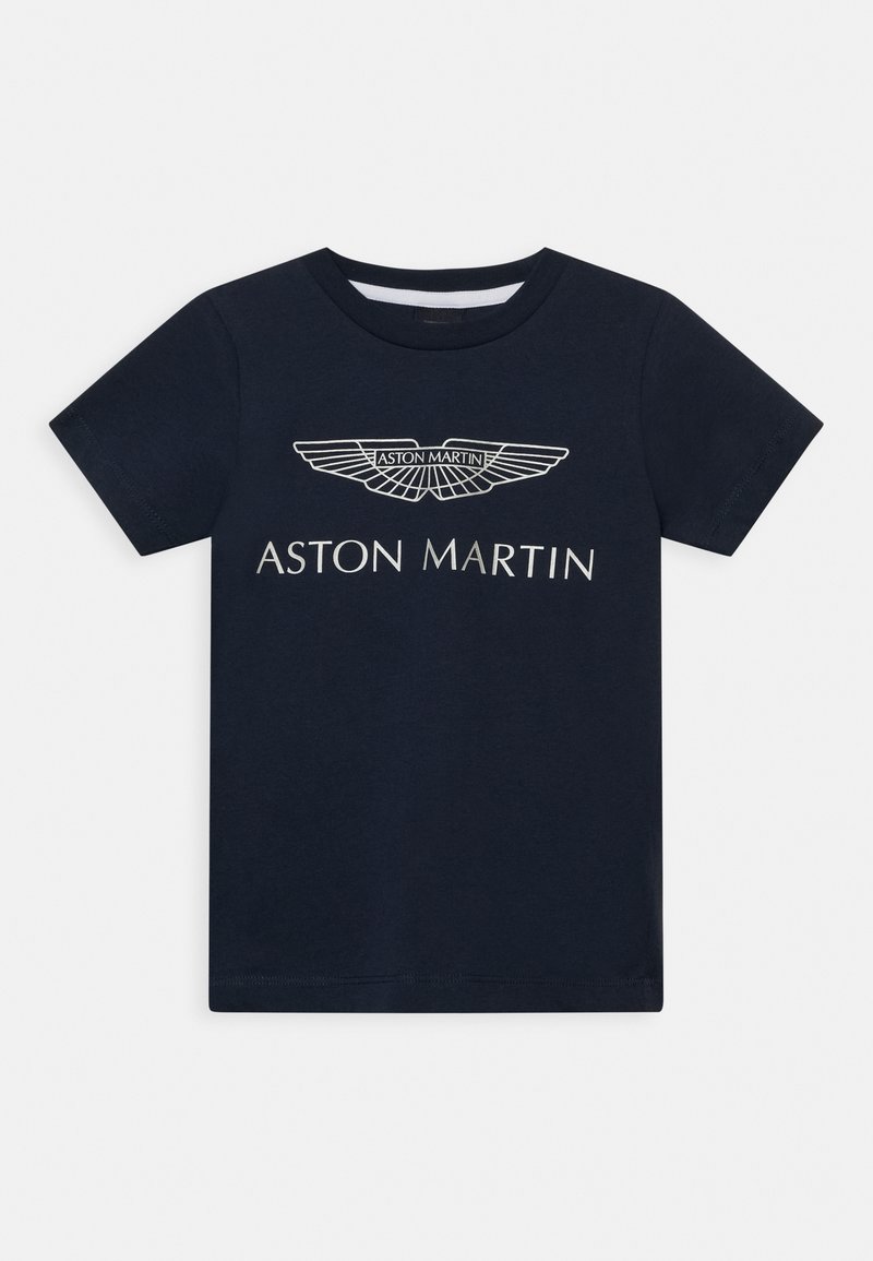 Marineblå T-shirt med korte ærmer og hvidt Aston Martin-logo samt tekst centreret på brystet.