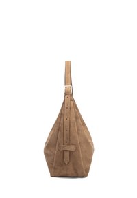 Borsa in suede marrone con una forma curva, fondo piatto e lunga tracolla. Presenta una chiusura decorativa stile cintura e dettagli in cucitura verticale.