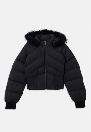 Casaco puffer preto com um design curto, apresentando um capuz com pelo, textura acolchoada e punhos elásticos. Fecho com zíper na frente.