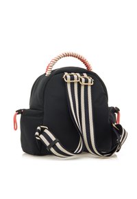 Mochila negra de nailon con un asa trenzada, correas a rayas, accesorios de oro y bolsillos laterales; textura suave con acentos en contraste.