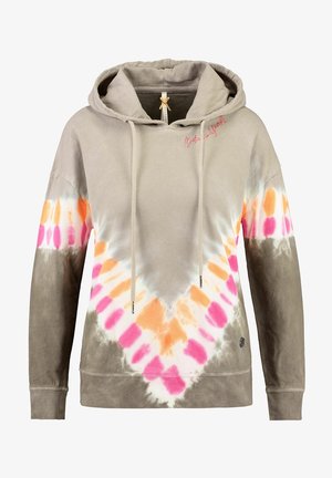 Beżowa bluza z kapturem z pomarańczowym, różowym i białym wzorem tie-dye tworzącym kształt litery V na klatce piersiowej i rękawach.
