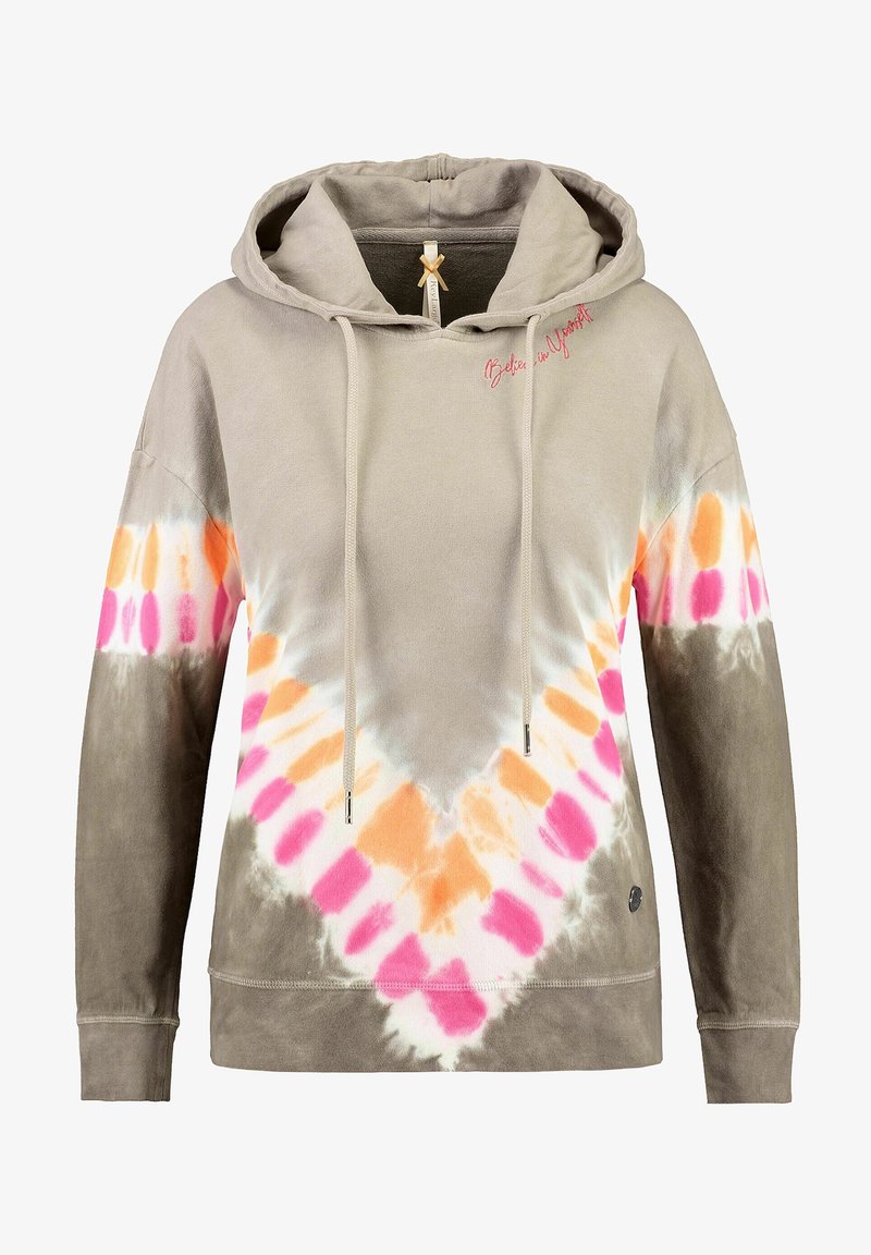 Sweat à capuche beige avec un motif tie-dye orange, rose et blanc formant un V sur la poitrine et les manches.