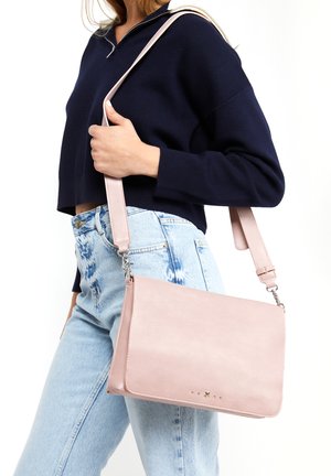Borsa a tracolla rosa in pelle con una texture liscia, forma rettangolare, tracolla regolabile e dettagli a stella dorata sul davanti.