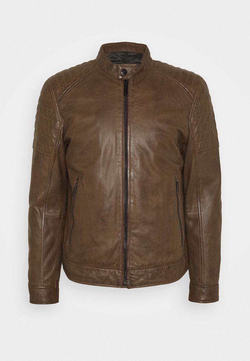 Veste en cuir marron avec fermeture éclair à l'avant, col pressionné, détails matelassés aux épaules et poches zippées de chaque côté.
