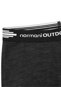 Schwarze sportliche Leggings aus strukturiertem Stoff mit einem breiten Bund. Der Bund hat weiße Streifen und "normani OUTDOOR" in Weiß aufgedruckt.