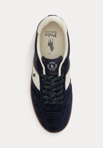 Обувка Polo Ralph Lauren в тъмносиньо и бяло с черни връзки, лого на езика, страната и стелката, показващо поло играч на кон.