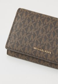 Thumbnail Image 5