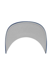 Căciulă de baseball gri cu un accent albastru pe marginea borului, având un vizor curbat și un material texturat, evidențiind un model de cusături uniform.