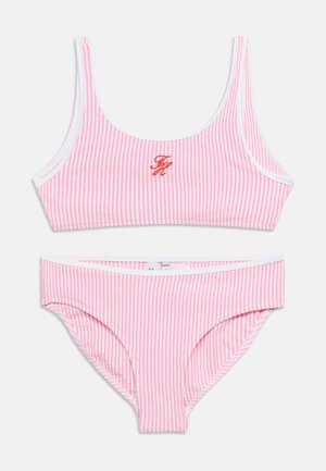 Mädchen Bikini-Set mit pink-weißen, vertikal gestreiften Streifen, bestehend aus einem Oberteil mit rundem Ausschnitt und passenden Slips, mit kleinem roten, besticktem Monogramm auf dem Oberteil.