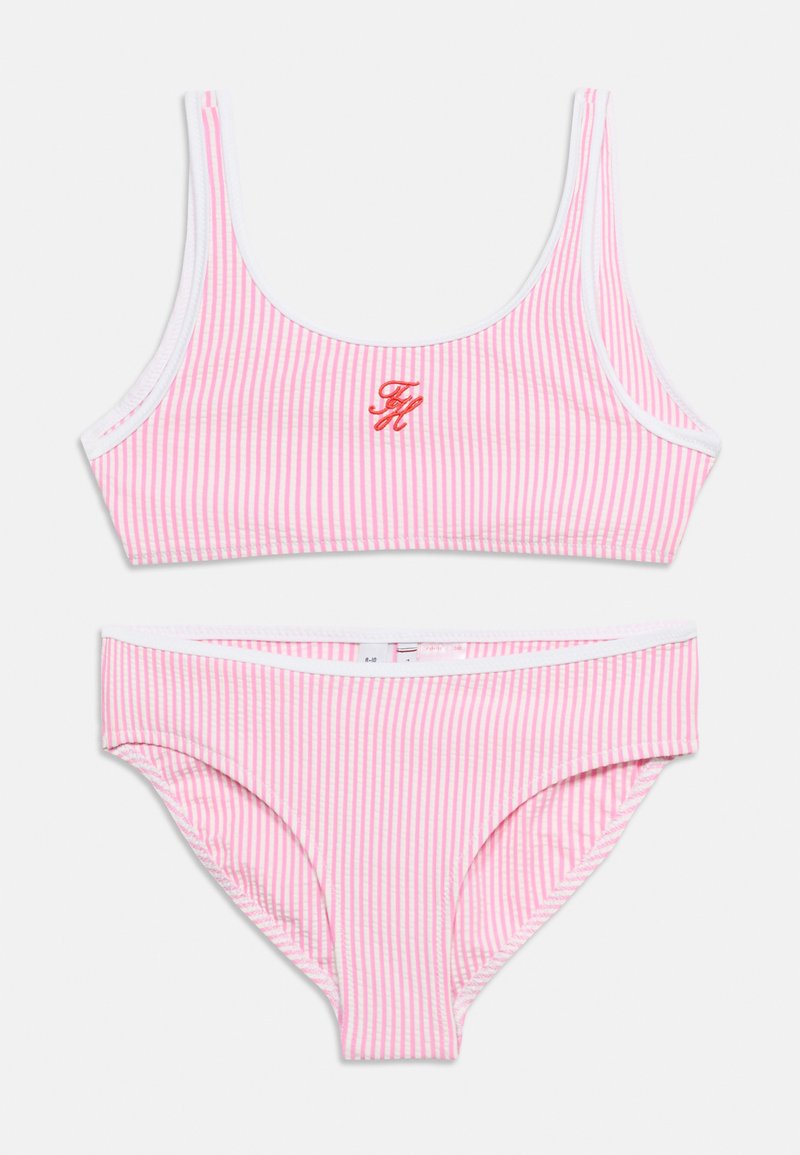 Σετ μπικίνι κοριτσιών με κάθετες ρίγες σε ροζ και λευκό, με τοπ με στρογγυλή λαιμόκοψη και ταιριαστά σλιπ, με μικρό κόκκινο κεντημένο μονόγραμμα στο τοπ.