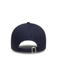 Gorra de béisbol en color navy con forma redondeada, textura de tela, cinta ajustable con cierre de metal y seis ojales de ventilación.
