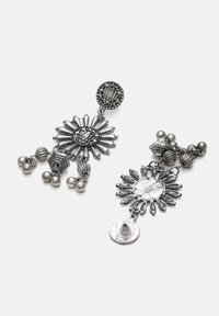 Gli orecchini a pendente in argento presentano un design floreale con dettagli intricati, perline e una finitura testurizzata. La forma è ornata, con componenti pendenti.