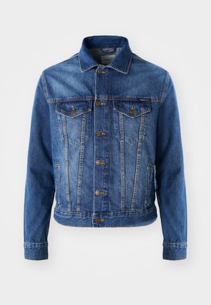 Modra džins jakna z gumbom na sprednji strani, dvema žepoma na prsih in klasičnim ovratnikom. Tkanina ima nekoliko zbledelo teksturo.