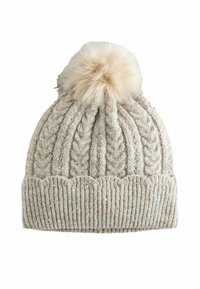 Gebreide beanie in lichtbeige met een gestructureerd kabelpatroon, geribde band en een faux fur pompon bovenaan; subtiele metallic stipjes overal.