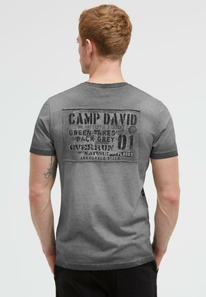 Camp David, CAMP DAVID T-SHIRT V-NECK OIL DYED MIT RÜCKENPATCH - Print T-shirt - black rock