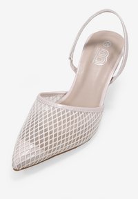 Spitz zulaufender Slingback-Schuh aus hellrosa Mesh mit metallic-glanz. Verfügt über einen dünnen Knöchelriemen und eine glatte, beige Innensohle.