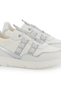 Baskets blanches en matériaux en mesh et cuir, avec des accents argentés, des étiquettes de logo, des détails texturés et une épaisse semelle en caoutchouc.