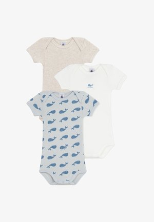 Set di tre body per neonati: uno beige, uno bianco e uno azzurro chiaro con stampa di balena; maniche corte e chiusura a scatto sul fondo.