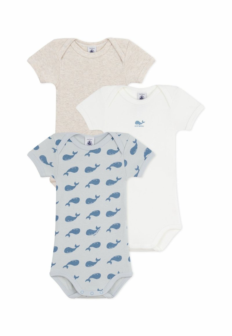 Sett med tre babydresser: en beige, en hvit og en lyseblå med hvaltrykk; kort erme og trykknapper i bunnen.