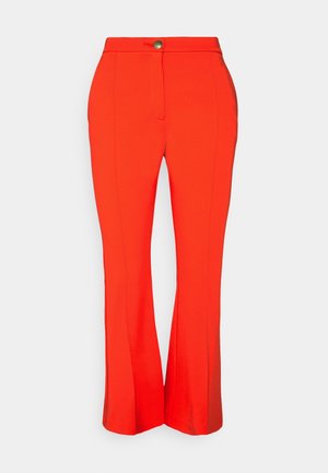 Helle, rote High-Waist-Hosen mit einer Knopfleiste vorne, ausgestellten Beinen und sichtbaren Nahtlinien vor einem einfarbigen Hintergrund.