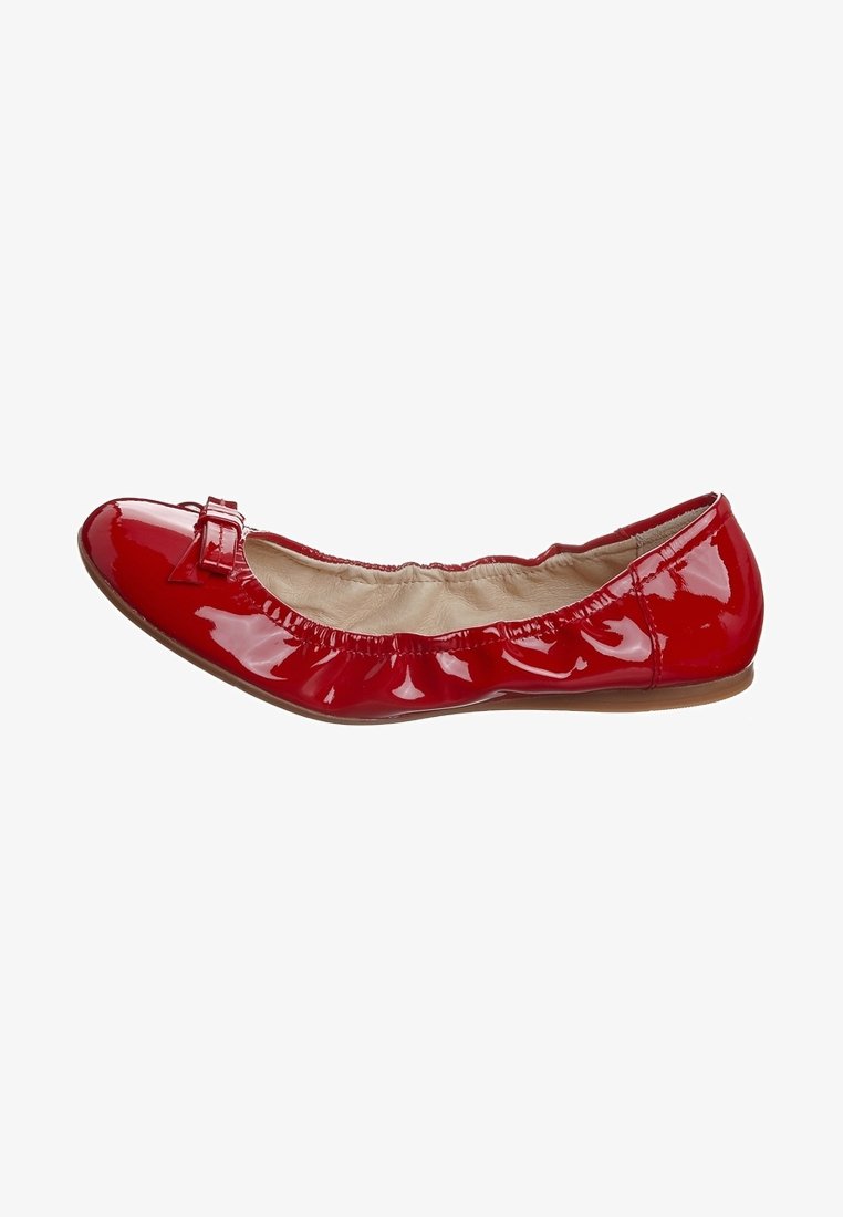 Rote lacklederen Ballerinas mit runder Spitze, gerafftem Rand und einer Schleifenakzent auf dem Vorderblatt. Glatte Textur und leichtes Design.