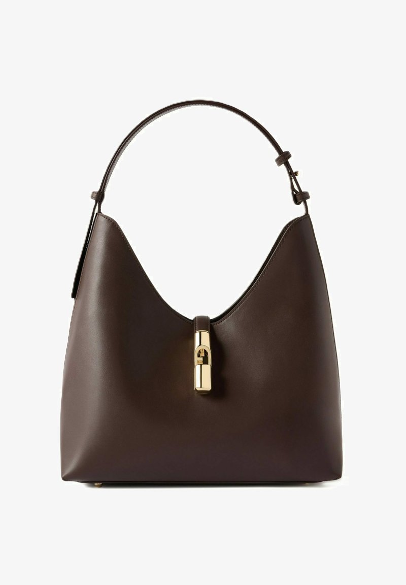 Sac à main en cuir marron foncé avec une seule poignée supérieure et une fermeture à bouton doré au centre devant sur fond blanc.