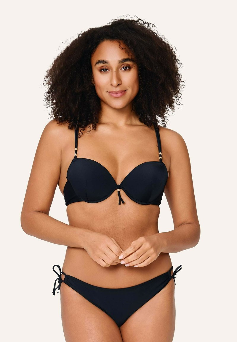 Conjunto de bikini negro que presenta un top balconette padding con detalles dorados y tirantes ajustables, acompañado de una parte inferior de corte bajo con laterales anudados.