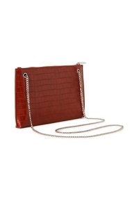 Borsa a tracolla in pelle rossa con stampa coccodrillo, con una tracolla in metallo argentato e chiusura con zip, forma rettangolare, superficie liscia.