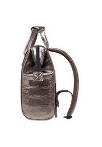 Metallisch bronzefarbenes Rucksack mit rechteckiger Form, ausgestattet mit einem Reißverschluss, verstellbaren Trägern und drei horizontalen Webband-Akzenten.