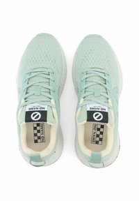 Baskets de sport vert clair avec un dessus en mesh texturé, bout rond et intérieur beige. Elles comportent des lacets plats et un talon plat.
