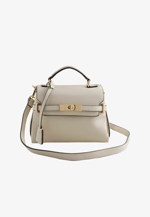 Hõbedase alatooniga valge nahast käekott, millel on struktureeritud kuju, ülemine käepide ja reguleeritav õlarihm. Omab kuldseid detailid ja plaastriga sulgemist.