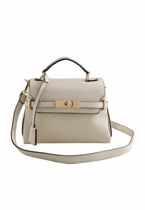 Elfenbeinfarbene Lederhandtasche mit klarer Form, Obergriff und verstellbarem Schulterriemen. Verfügt über goldene Beschläge und einen Umschlagverschluss.