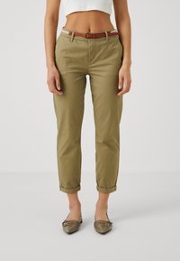 ONLY Petite ONLBIANA BELT - Chino hlače - dried herb