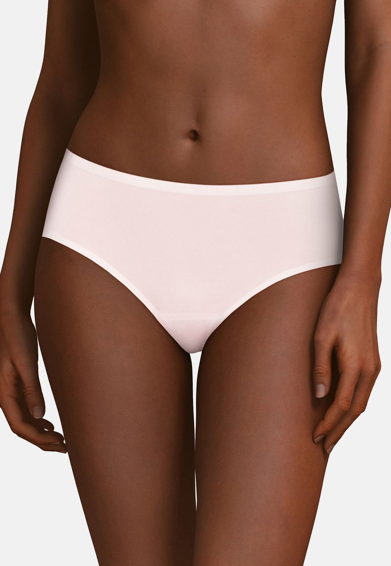 Helle rosa Baumwollunterwäsche mit nahtlosem Design, mittlerer Taille und glatter Textur, mit elastischem Abschluss an den Kanten.