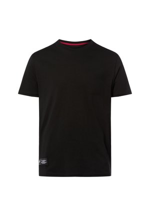 Prosty czarny t-shirt z krótkim rękawem i okrągłym dekoltem, z małą tkaną metką blisko dolnego brzegu, na białym tle.