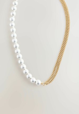 Halskette mit einer Reihe glänzender weißer Kunstperlen, kombiniert mit einer strukturierten goldenen Kette, die einen Kontrast in Materialien und Stilen schafft.