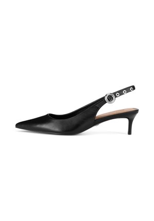 Zapato slingback de cuero negro con punta afilada, tacón bajo y una correa decorativa que presenta herrajes circulares y múltiples agujeros.