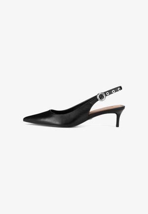 Czarne skórzane buty na obcasie typu slingback z wąskim noskiem, niskim obcasem i ozdobnym paskiem z okrągłą klamrą oraz wieloma otworami.